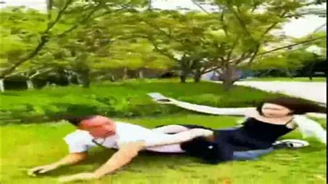 Bayan Delikanlıya Neyaptına Bak (Video Ses Orjinal HD 2023).